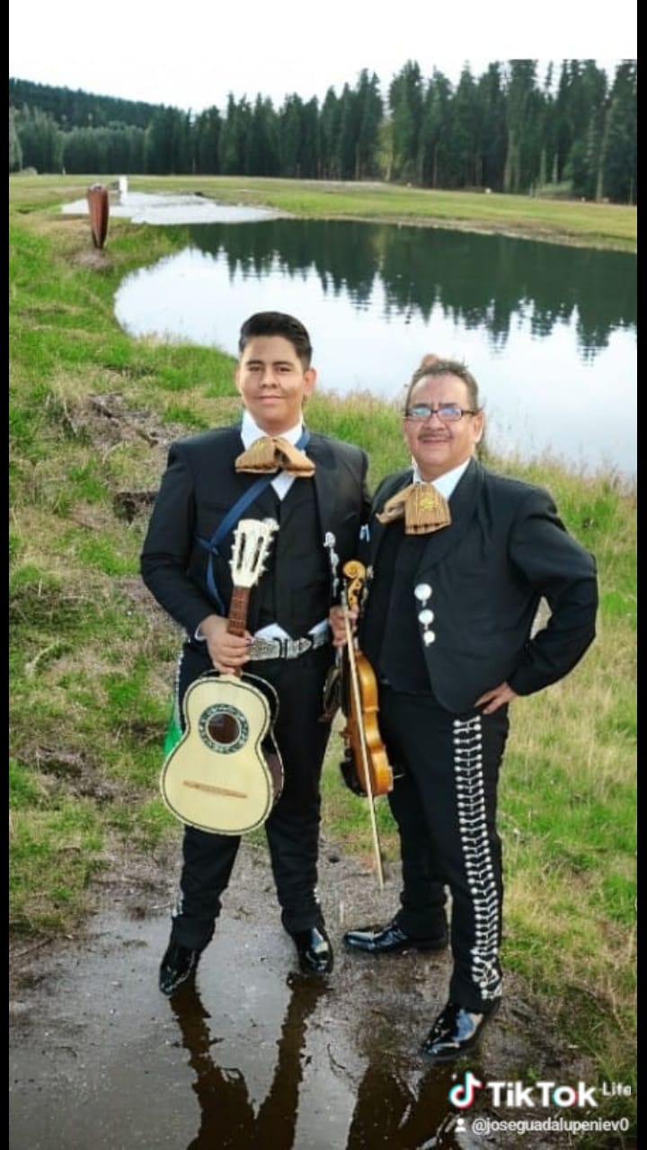 Mariachis junto a un lago